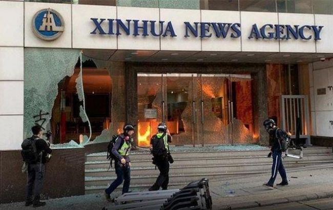 В Гонконге демонстранты разгромили офис китайского информагентства