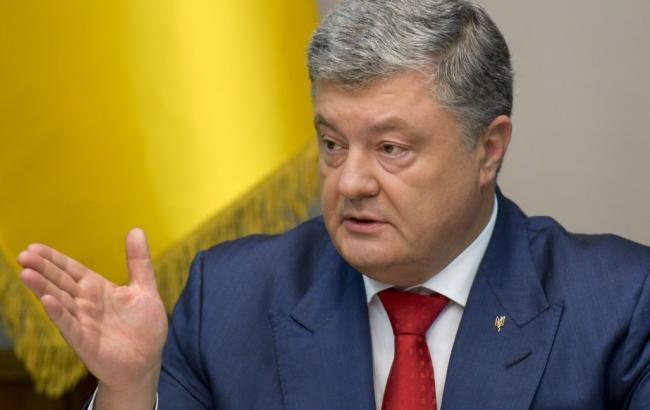 Порошенко: "Укрпочта" должна работать в обычном режиме до решения вопроса по пенсиям