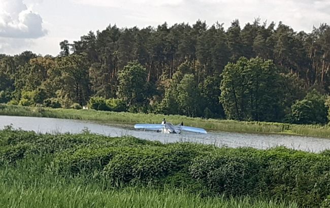 У Києві літак впав на воду