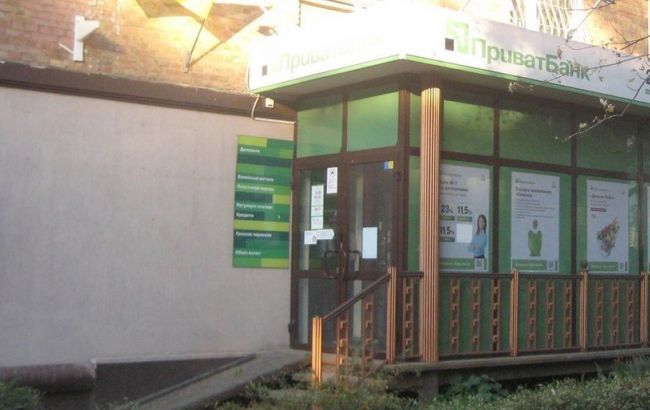 У Києві озброєна група увірвалася до відділення "ПриватБанку"