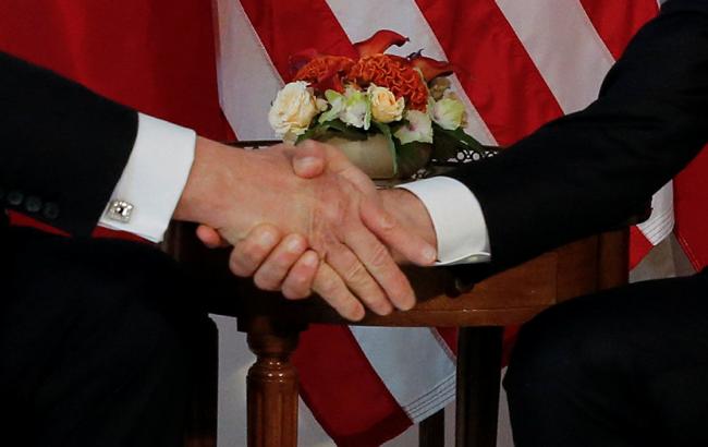 Макрон назвал рукопожатие с Трампом "моментом истины"