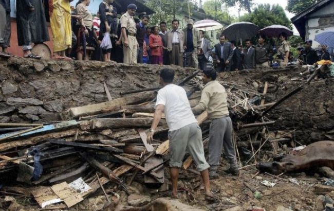 В Непал прибули військові вертольоти для пошуково-рятувальних операцій