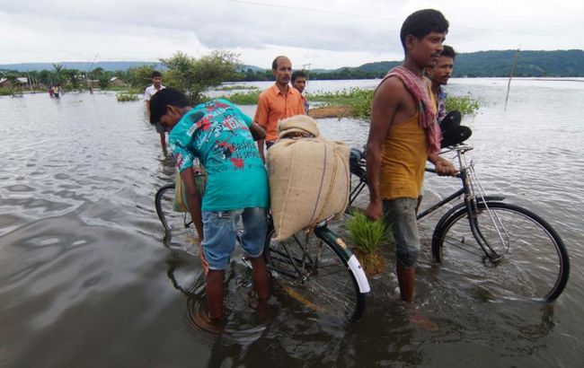 Бури и наводнения в Южной Азии: погибли более 100 человек