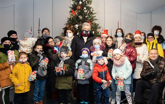 Порошенки запросили на ковзанку вихованців дитбудинків