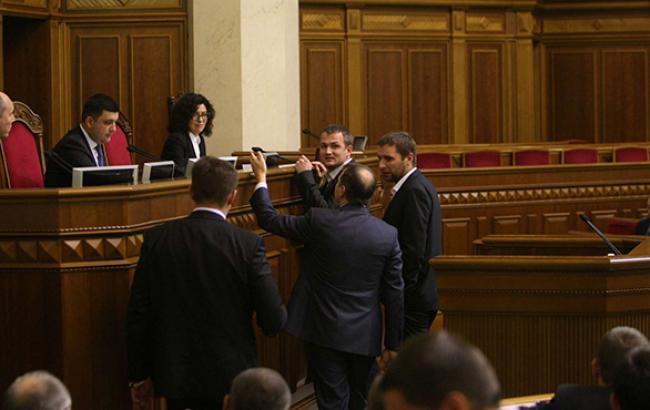 Фракция Партии Ляшко заблокировала трибуну Рады