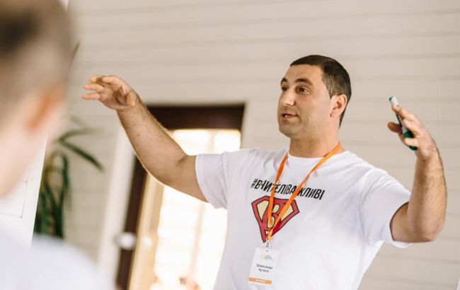 Учитель истории из Кировоградской области бесплатно занимается репетиторством