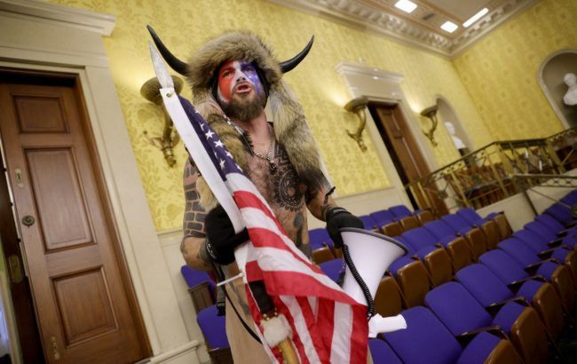 Twitter заблокировал десятки тысяч аккаунтов сторонников теорий заговора