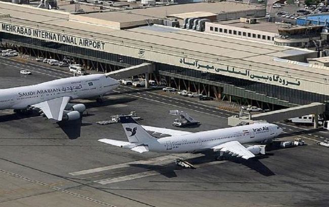 З'явилося фото літака, який спалахнув в аеропорту Тегерана