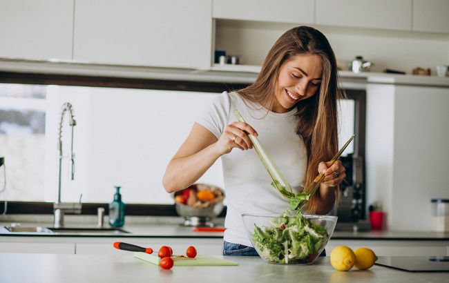 Омолаживает организм и защищает от рака: названа самая полезная зелень