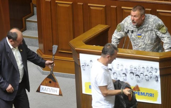 Депутаты НФ вручили российский народный музыкальный инструмент Каплину, Добродомову и Березе