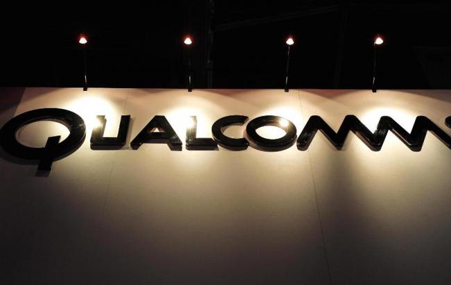 Крупнейший поставщик чипов для смартфонов вдвое сократил квартальную прибыль