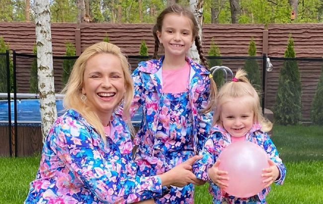 Дівчухи-хохотухи: Лілія Ребрик повеселила мережу "постільним" фото з доньками