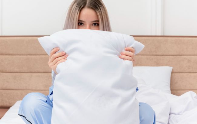 Домашній спосіб, який допоможе вивести жовті плями поту з подушок. І це не оцет чи сода