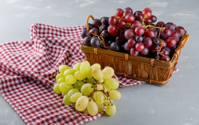 Їжте виноград в цей час для насичення енергією та покращення сну