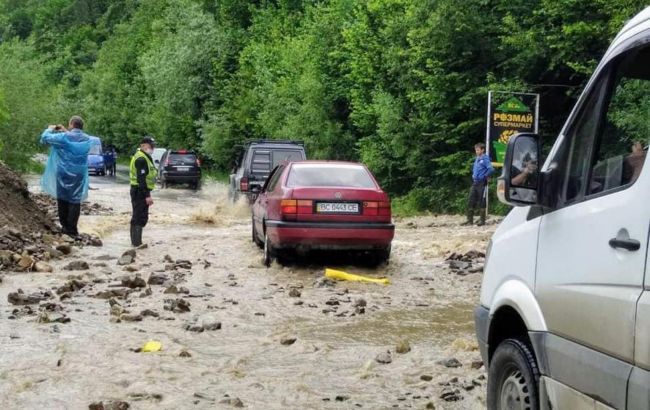 Из-за непогоды в Ивано-Франковской области ограничено движение по двум трассам