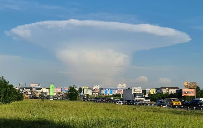 Над Києвом з'явився "ядерний гриб": фото і відео рідкісного явища