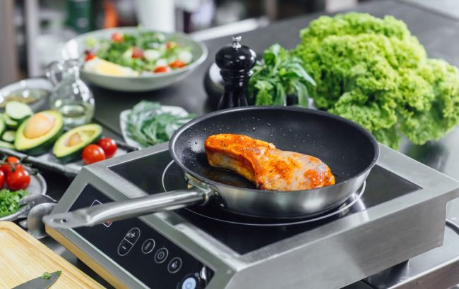 Кухня будет чистой: 6 способов избежать разбрызгивания жира во время жарки