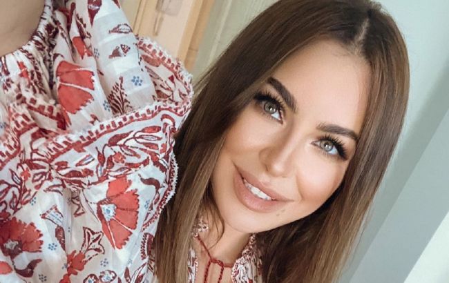 Дівчатка-подружки: Ані Лорак з дорослою дочкою відпочивають в Греції