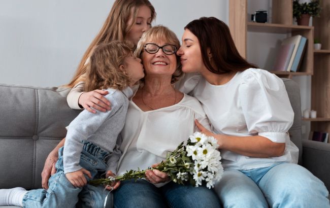 С Днем матери: самые теплые поздравления для мамы в открытках, стихах и своими словами