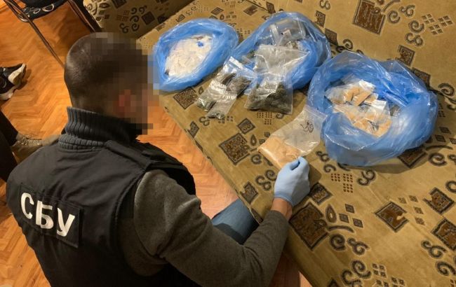 СБУ блокировала деятельность банды, которая продавала наркотики в 15 областях