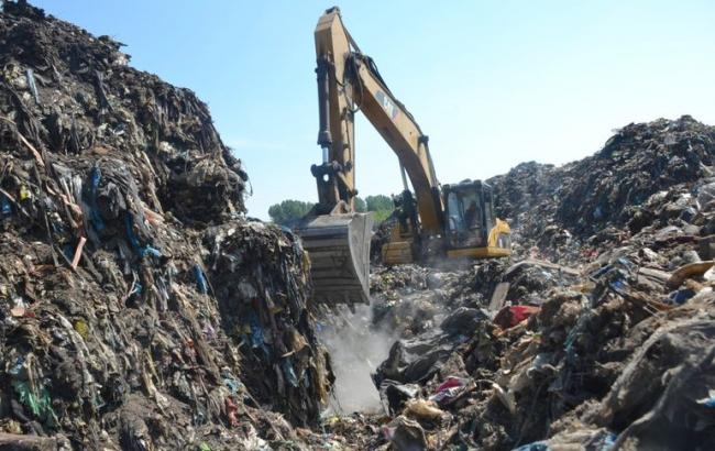 В Ровенской области задержали машину, выгружавшую львовский мусор