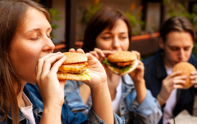 Названо найшкідливішу їжу у світі: що не варто їсти