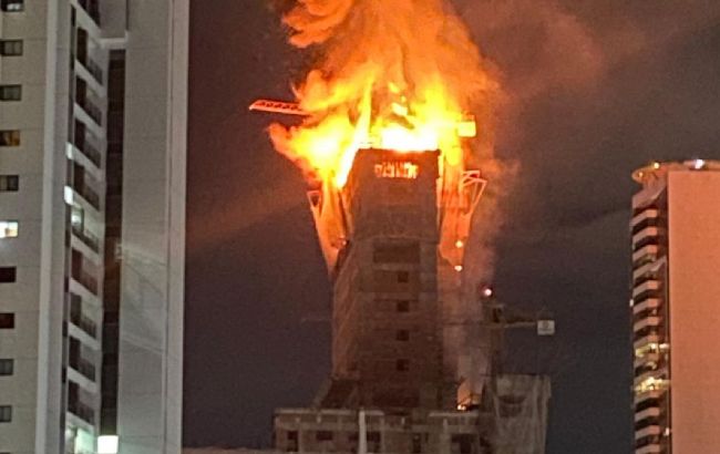 У Бразилії спалахнув 33-поверховий хмарочос (фото, відео)