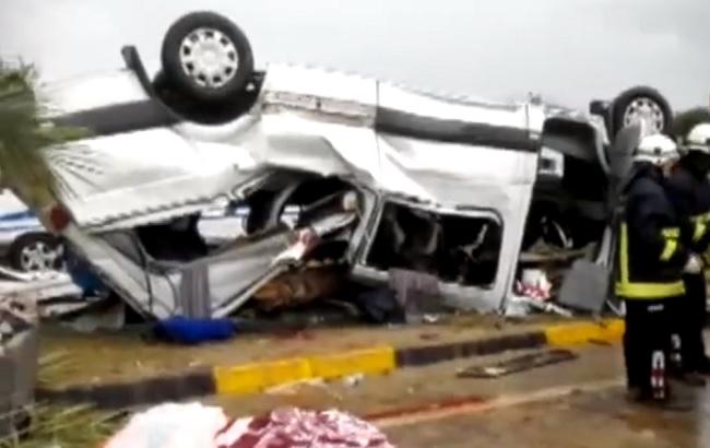 В Турции перевернулся автобус с туристами, есть погибшие и раненые