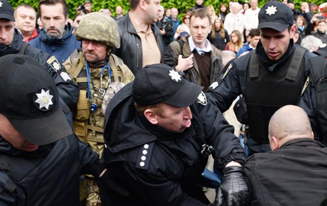 Правоохранители провели около 20 обысков по делам о беспорядках в Днепре 9 мая