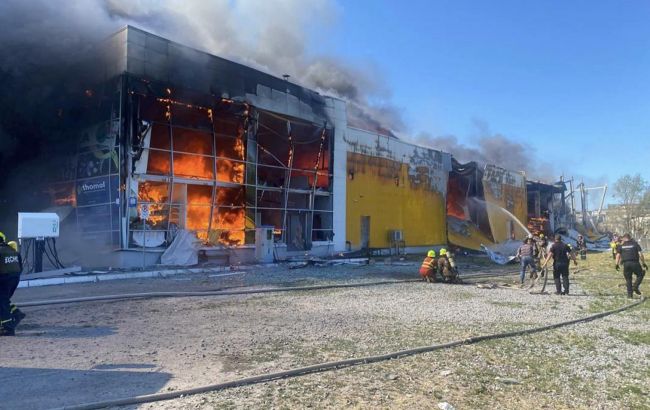 Обстрел ТЦ в Кременчуге. Семьям погибших выплатят компенсации: о каких суммах идет речь