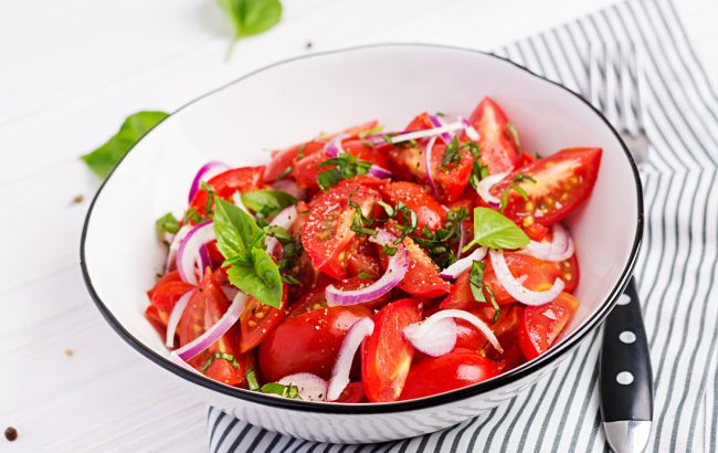 Топ-5 салатів з помідорів, які варто приготувати до кінця літа (фото)