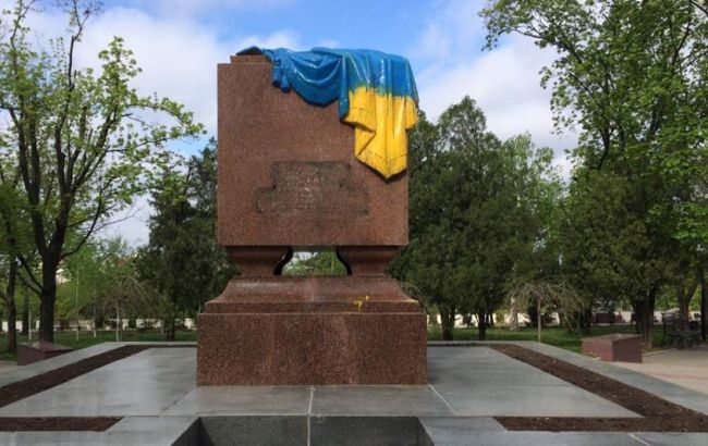 В Харькове "Вечный огонь" раскрасили в желто-голубые цвета