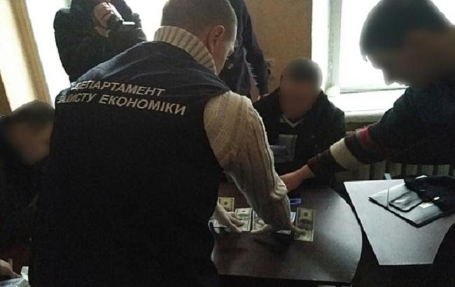 В Сумской области начальника отдела исполнительной службы задержали на взятке