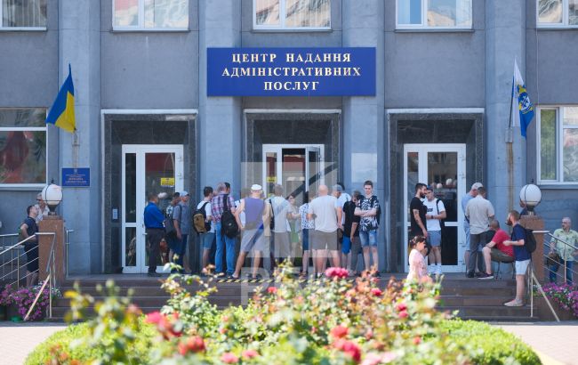 Черги - на години, на оновлення - 5 днів. Що відбувається у ЦНАПах Києва і чи працюватимуть у вихідні