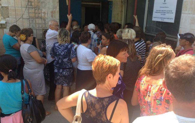 Руководство ОИК-114 сбежало, под окружкомом на жаре держат боле сотни членов комиссий, &ndash; КИУ