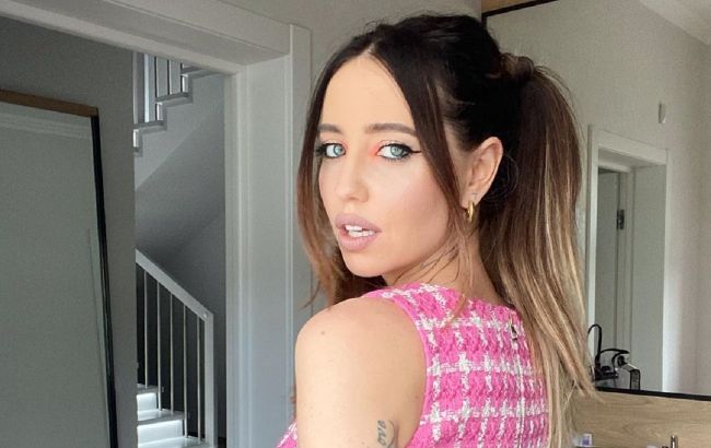 С ярким макияжем и в шляпке: Надя Дорофеева показала, как нежится на солнце