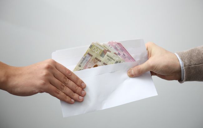 Треть украинцев продолжают давать взятки врачам