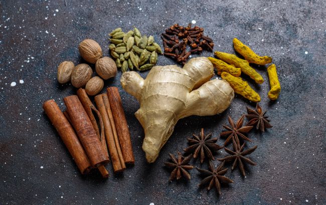 Найкраща спеція, яка зменшує здуття живота: додавайте її у страви