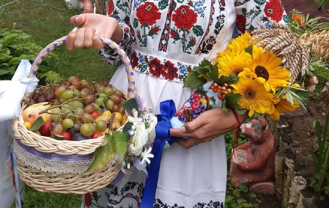 Собираем корзину на Яблочный Спас: что освятить в храме для достатка на целый год