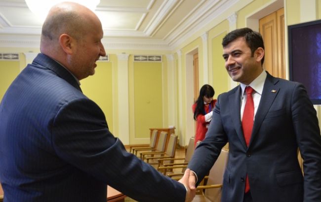 Турчинов обсудил с премьером Молдовы усиление сотрудничества в оборонной сфере