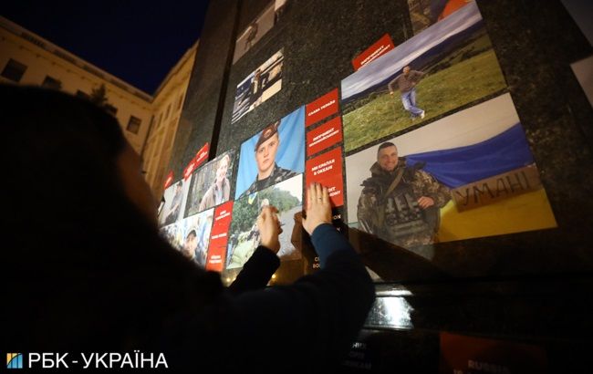 Здание Офиса президента обклеили наклейками "Нет капитуляции"