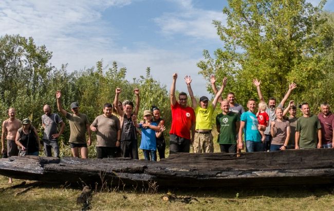 Под Ровно с реки подняли лодку ручной работы весом в 3 тонны: фото и видео