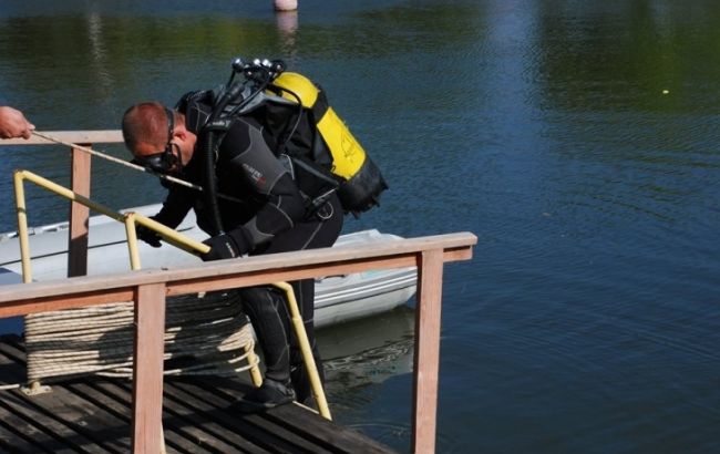 В Донецкой области спасатели достали из водоема автомобиль с телами двух человек