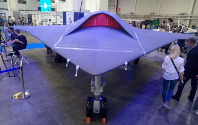 Разработанный украинцами: в Киеве на выставке показали высокоскоростной боевой дрон (фото)
