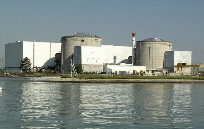 Во Франции останавливает работу старейшая в стране АЭС