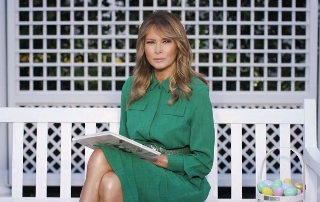 Мелания Трамп выбрала бесподобное изумрудное платье-рубашку по особенному случаю