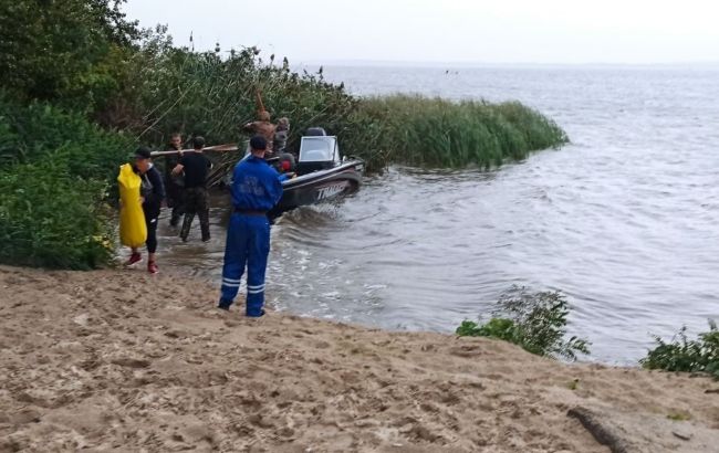 На Днепре перевернулась лодка с почти десятком людей