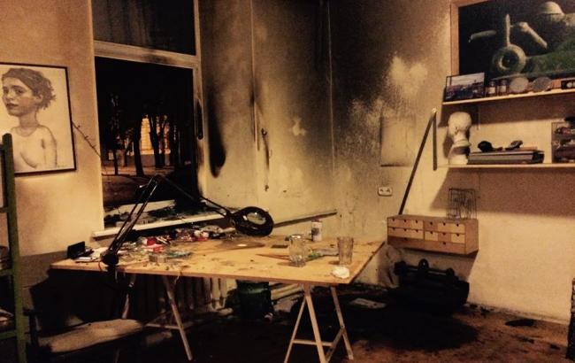 В офис авторов логотипа "Никогда снова" бросили "коктейль Молотова"