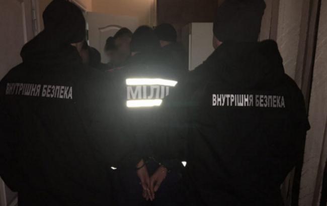 В Запорожье задержали полицейских, грабивших людей