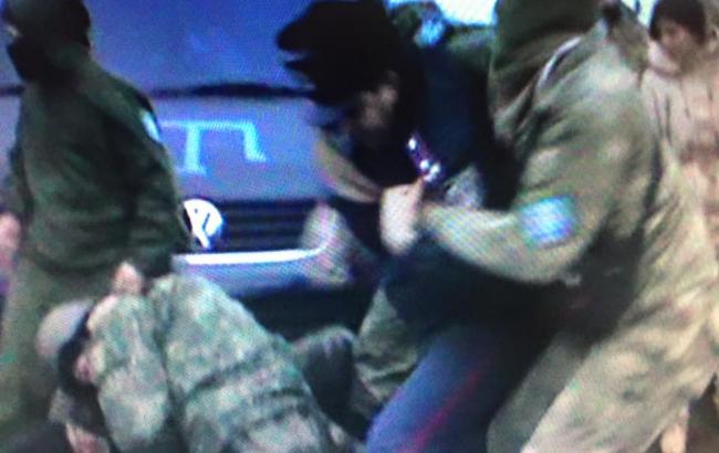 В стычке между силовиками и участниками блокады Крыма полицейский получил ножевое ранение